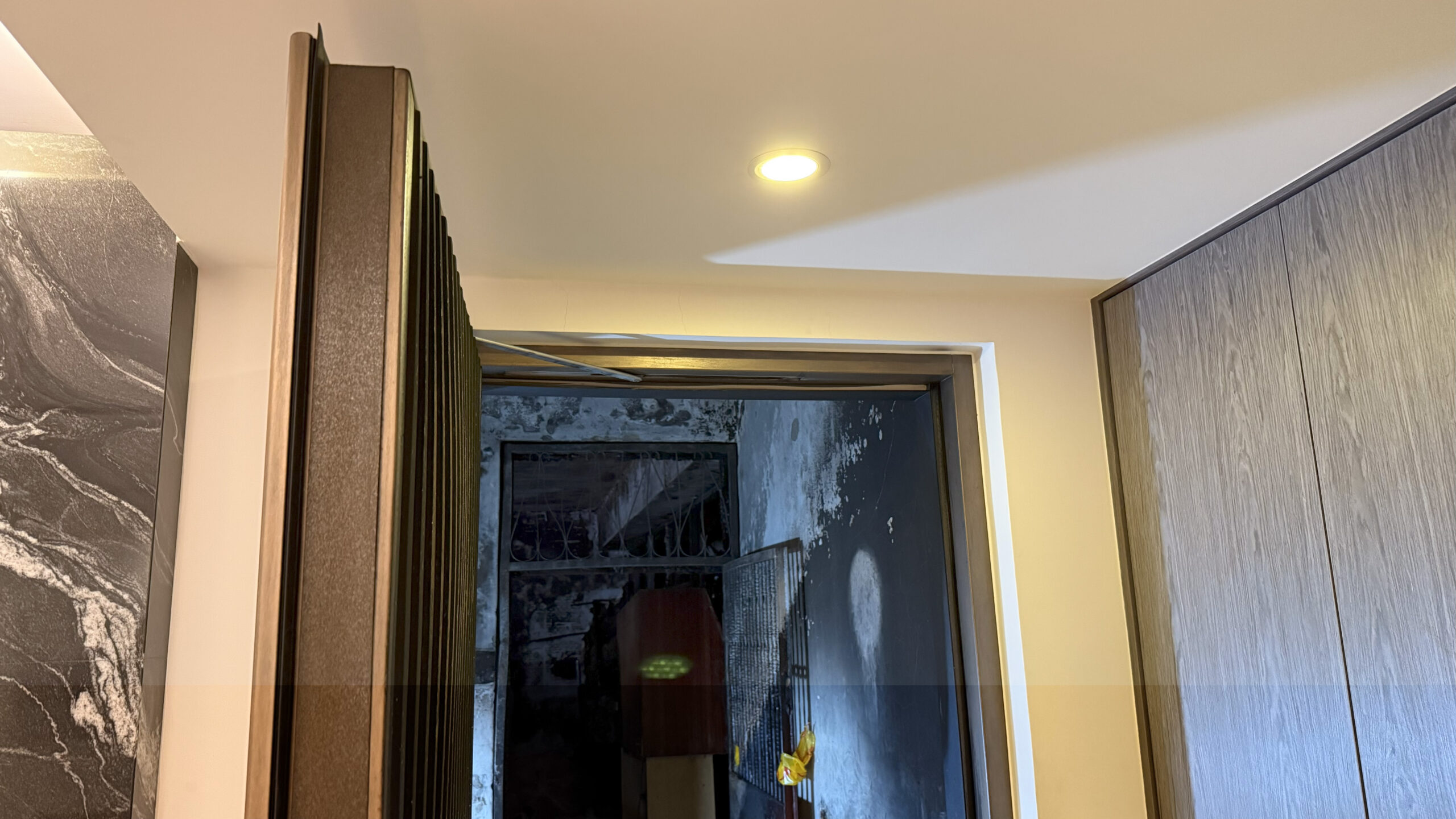 Comparison between the stairwell and the smoke-free interior